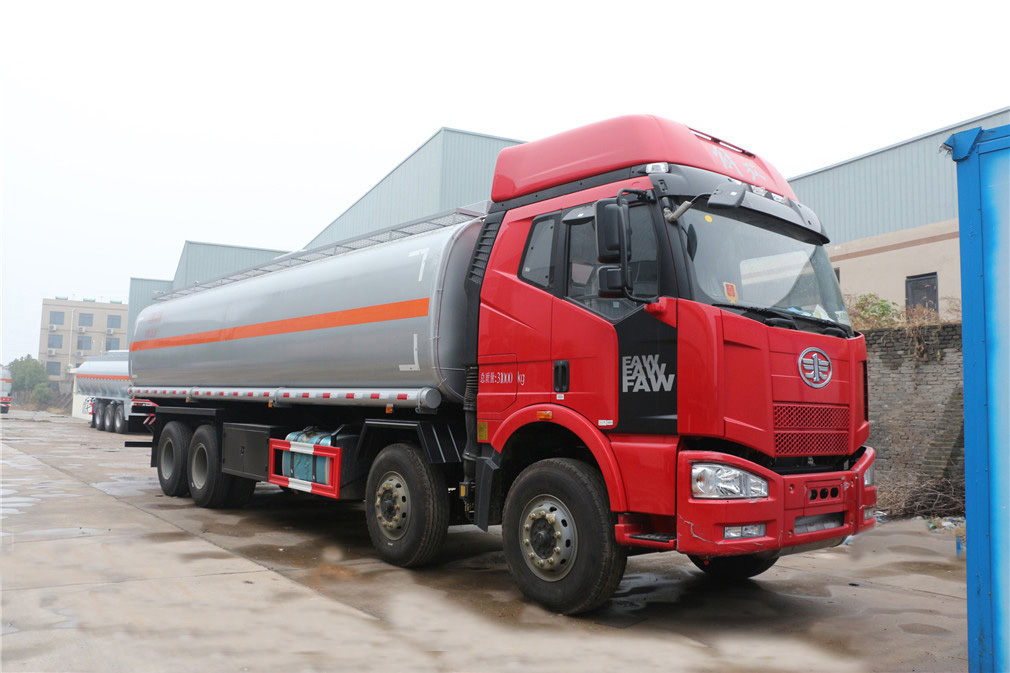 解放前四后八【30立方】運油車