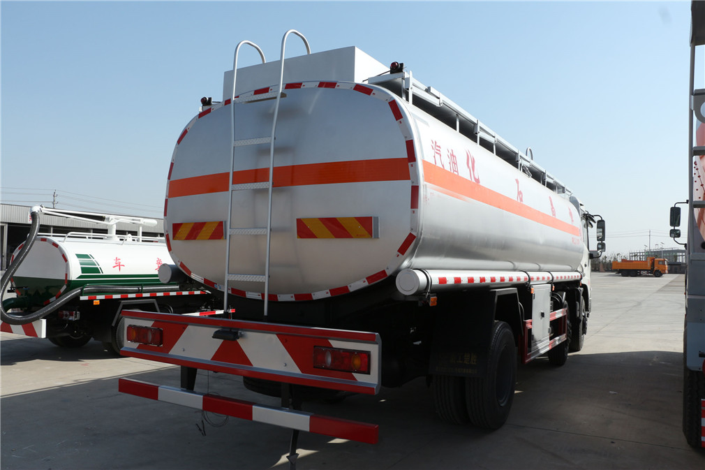 東風(fēng)天錦小三軸【20立方】運(yùn)油車