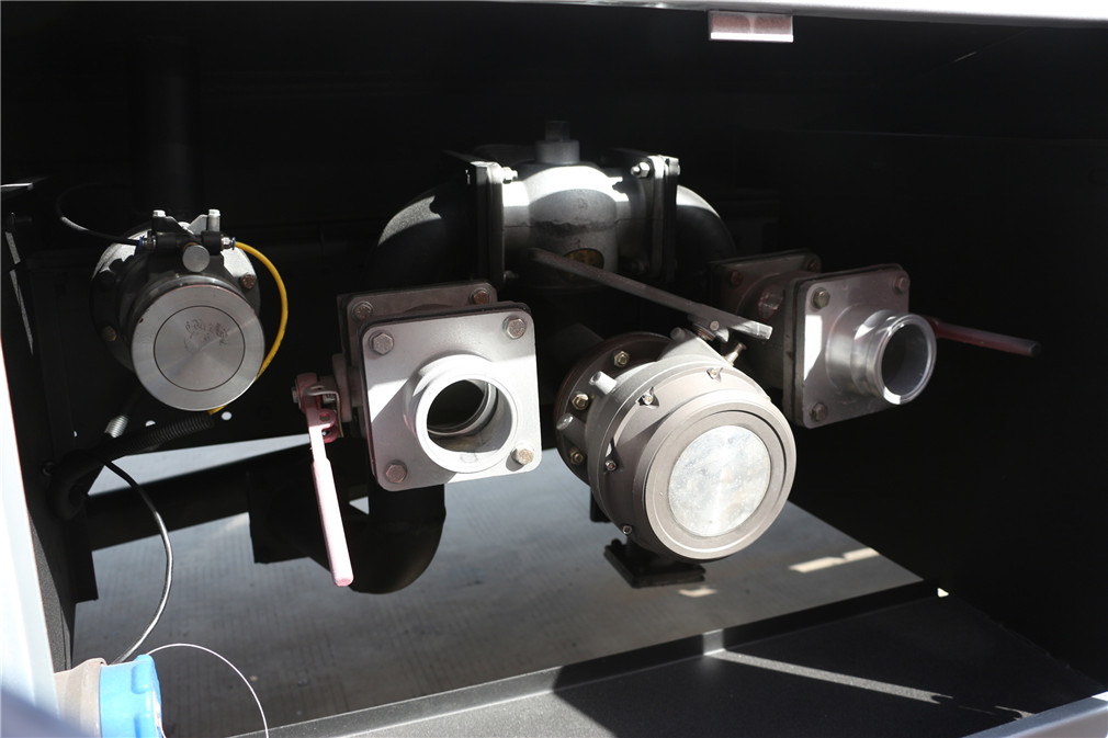 東風(fēng)天錦小三軸【20立方】運(yùn)油車