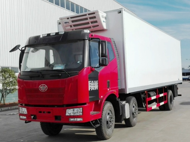(廂長7.7米)解放J6L小三軸冷藏車